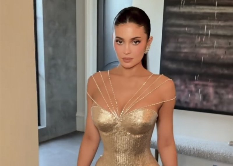 Nakit koji je i glamurozne haljine bacio u drugi plan: Kylie Jenner u spektakularnom izdanju