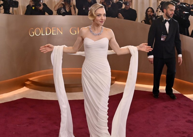 Nešto posebno na crvenom tepihu: Ova haljina iz snova šivana je 400 sati