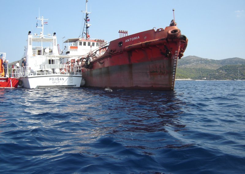 Iz grčkog tankera u Sjevernom moru istječe kerozin
