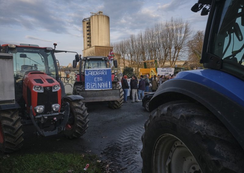 Poljoprivrednici ponovno blokirali Pariz, najavljuju dolazak do parlamenta