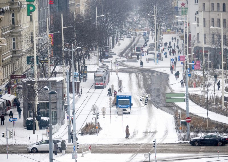 Europa okovana ledom: Zatvorene zračne luke u Beču i Bratislavi