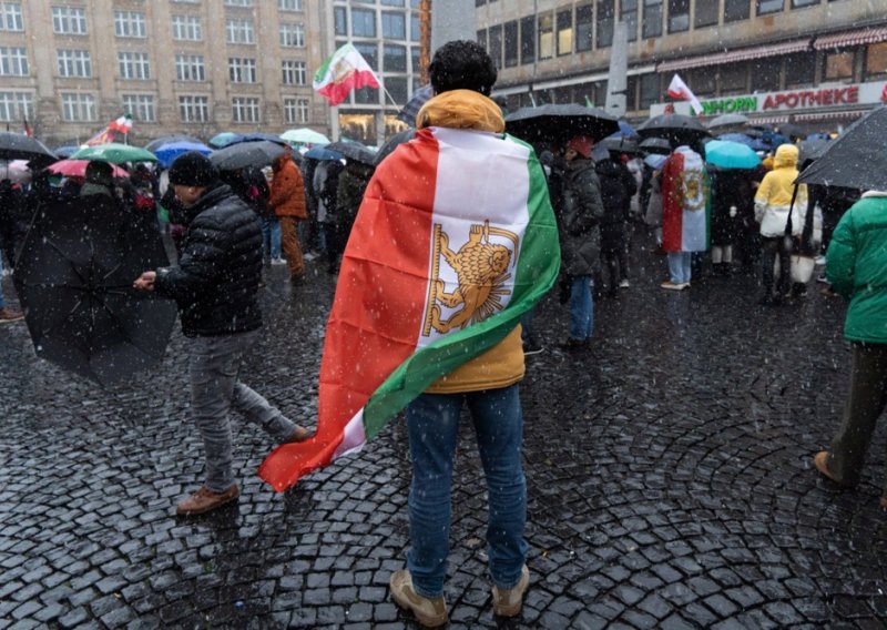 Diplomati se povlače i pozivaju svoje građane: Napustite Iran odmah!