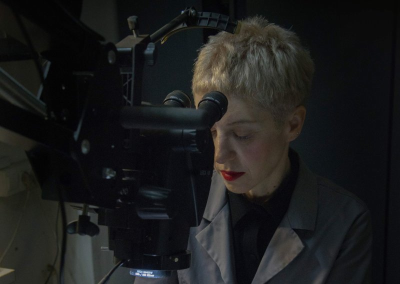 Istraživanje forme, ravnoteže i materijala kroz suvremeni autorski nakit Izložba nakita Senke Dombi u Galeriji Kranjčar