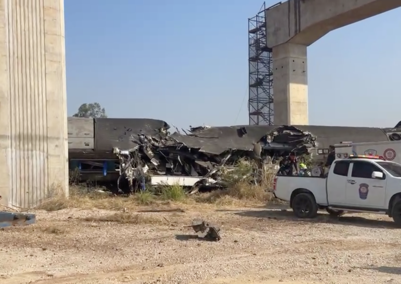 Užas na Tajlandu: Dizalica pala na vlak koji se zapalio, poginulo je najmanje 12 ljudi