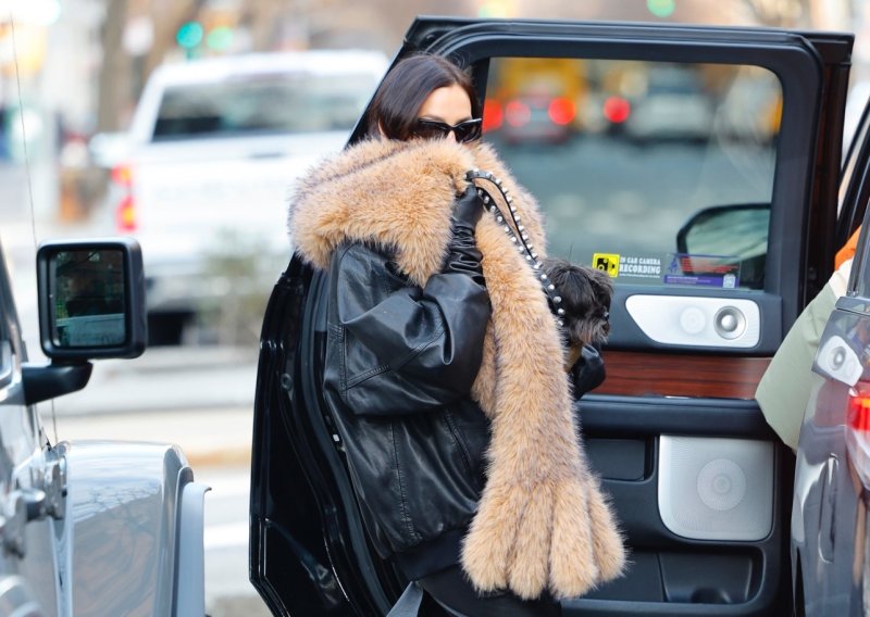 Podiže stajlinge s lakoćom: Irina Shayk pokleknula pred hit dodatkom sezone