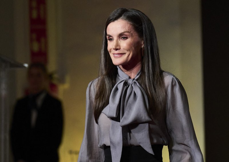 Za svaki oblik tijela: Kraljica Letizia zablistala u košulji kao stvorenoj za dame 50+