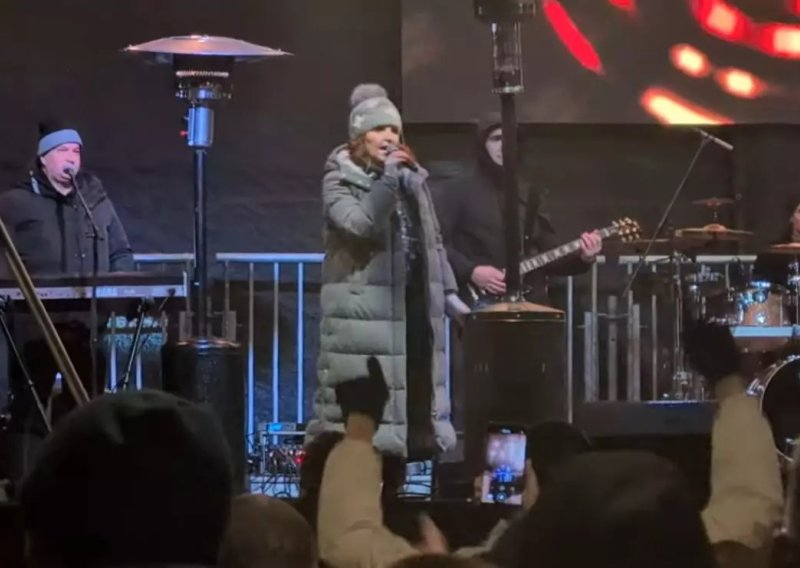 Cirkus u Čačku: Vučićevi protivnici zasuli folk zvijezdu grudama, ona zvala policiju