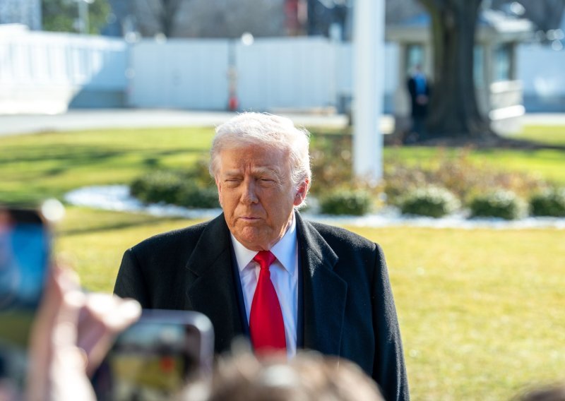 Trump pokazao srednji prst Fordovom radniku i poručio: 'J*** se!'