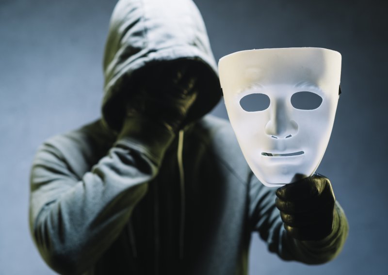 Građani prijavili ljude s uznemirujućim maskama koji ulaze u dvorišta