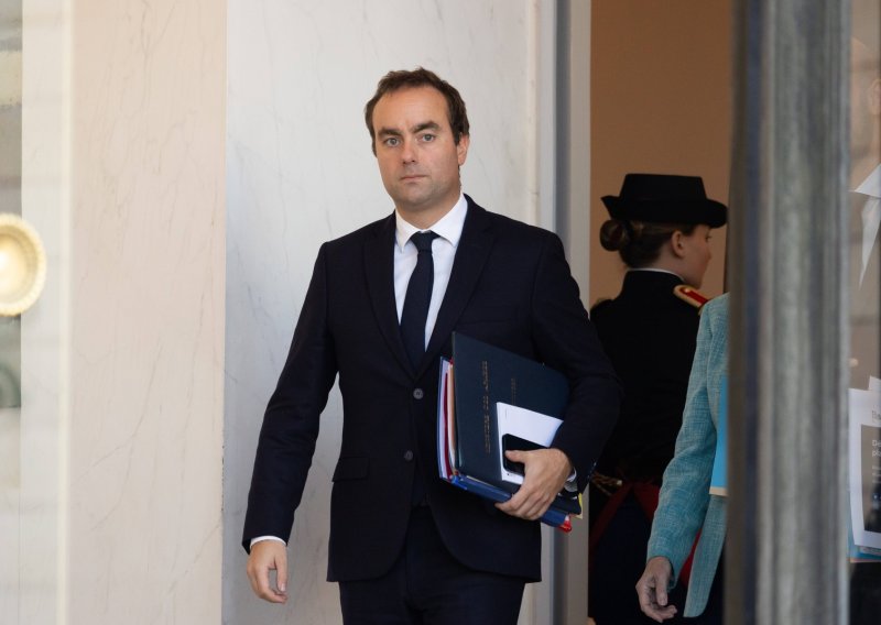 Francuska vlada preživjela dva glasanja o povjerenju