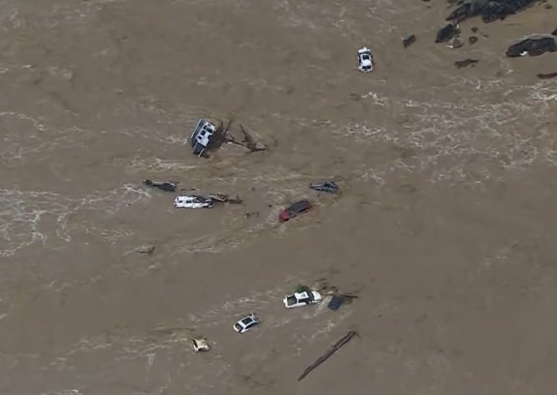 Poplave u Australiji odnose automobile u more, tisuće bez struje