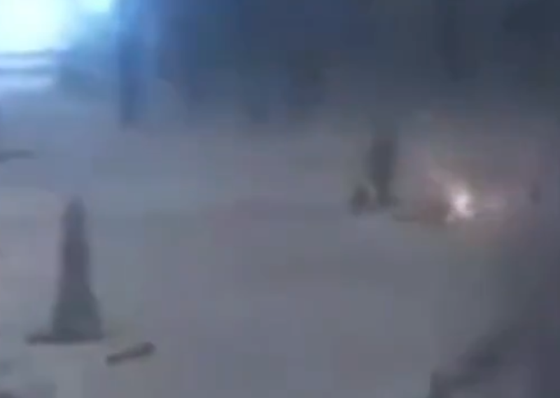 Snimka iz Ukrajine: Žena čisti snijeg, a do nje je pao dron. Reakcija je sve