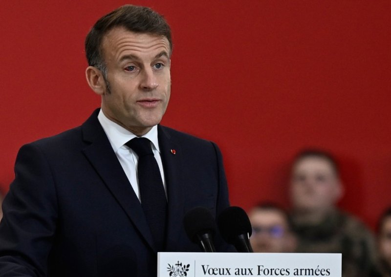 Macron se pred vojskom pojavio s krvavim okom: Molim vas, oprostite mi