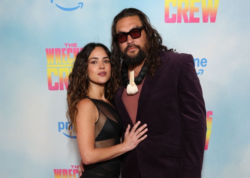 Pali su i poljupci: Jason Momoa nije skidao pogled s predivne djevojke u senzualnoj haljini
