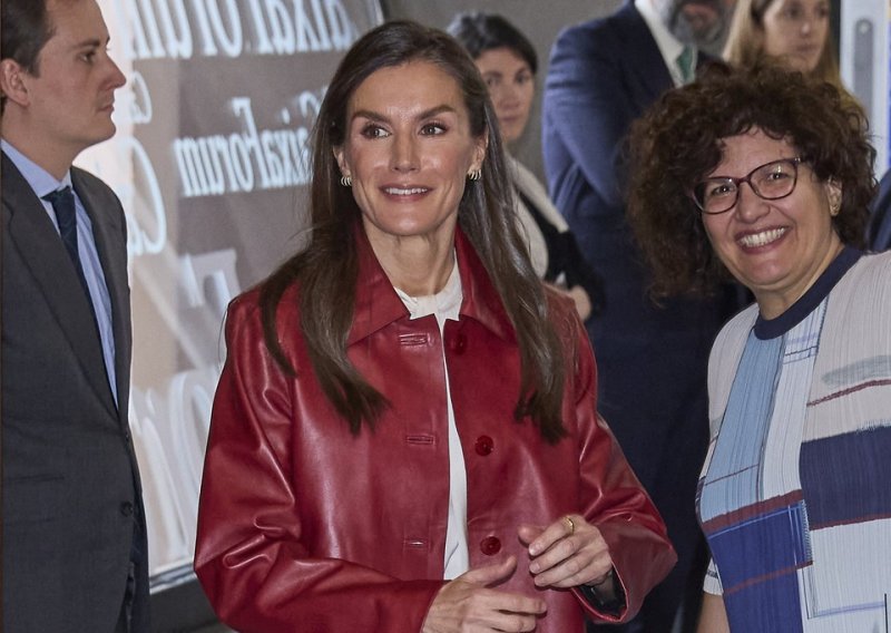 Kraljica Letizia servirala hit look sezone, ali svu pažnju je izazvala jakna iz Manga za kojom vlada pomama