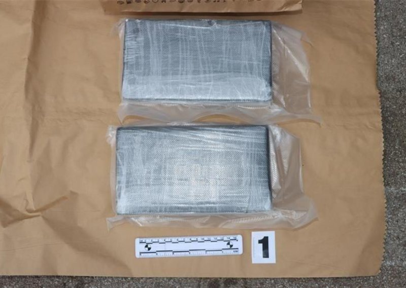 U Zagrebu uhvaćen tip s 4,5 kg kokaina: Pokušao je pobjeći, ali zabio se u auto