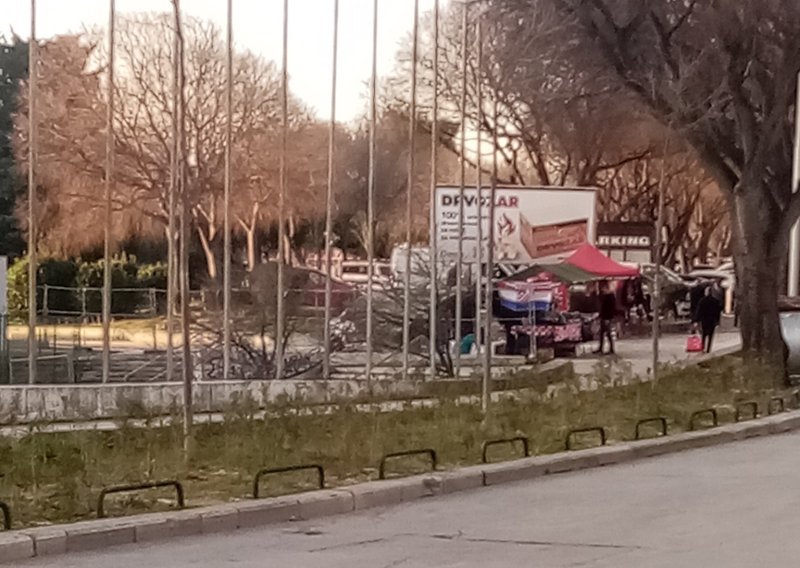 Uoči Thompsonova koncerta u Splitu uklonjeni štandovi: Koncert može - vašar ne može