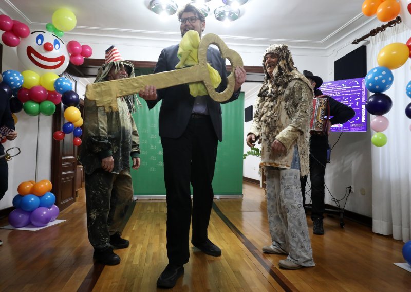 Maškare preuzele ključeve Pule