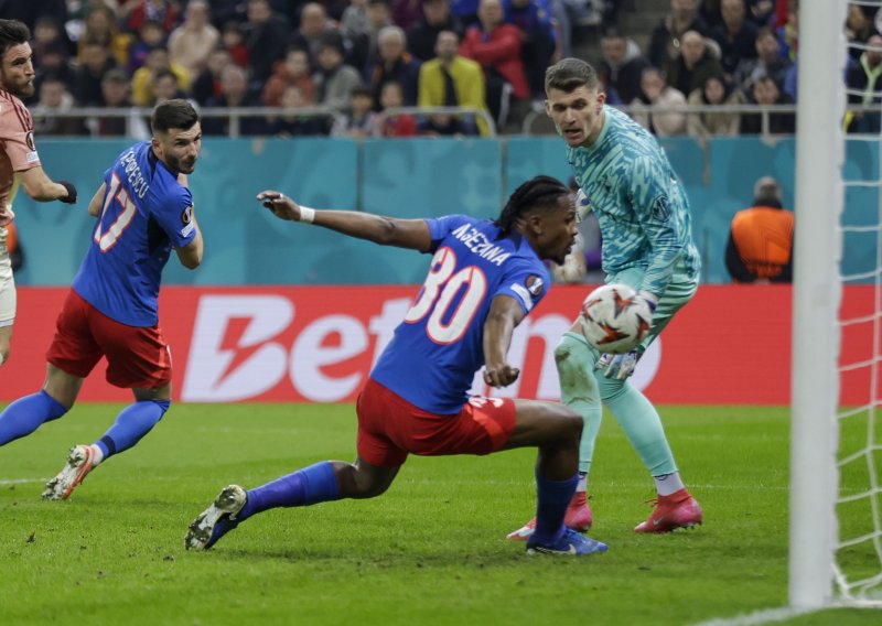 Raspad sistema u FCSB-u uoči Dinama. Šef kluba nakon kiksa udario po igračima, pridružio mu se i trener