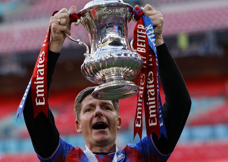 Osvojio prvi trofej u klupskoj povijesti, obrušio se na upravu i sada mu prijeti otkaz