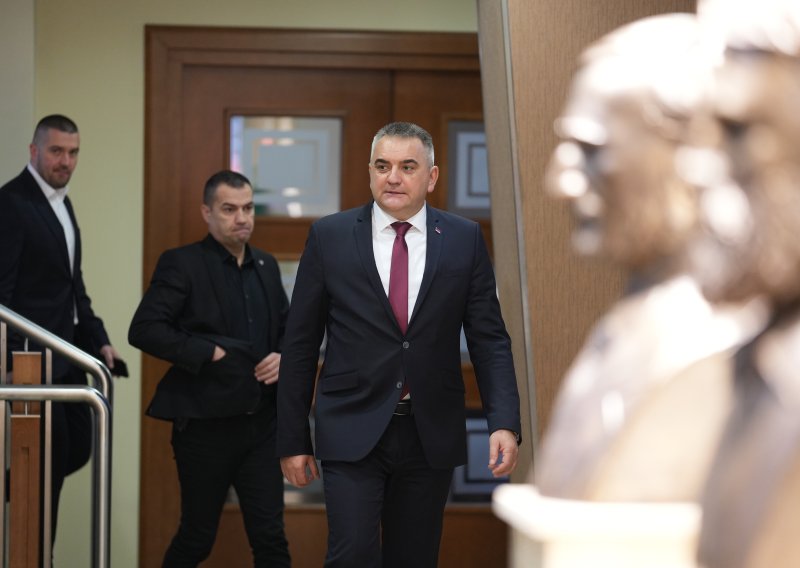 Parlament RS ekspresno prihvatio ostavku Dodikovog premijera