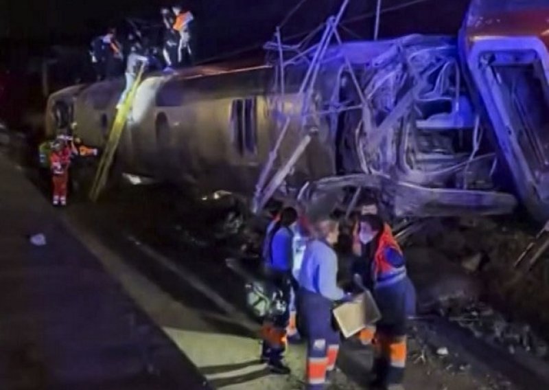 Stravična nesreća u Španjolskoj: Dva vlaka iskočila iz tračnica i sudarila se, najmanje 21 mrtvih