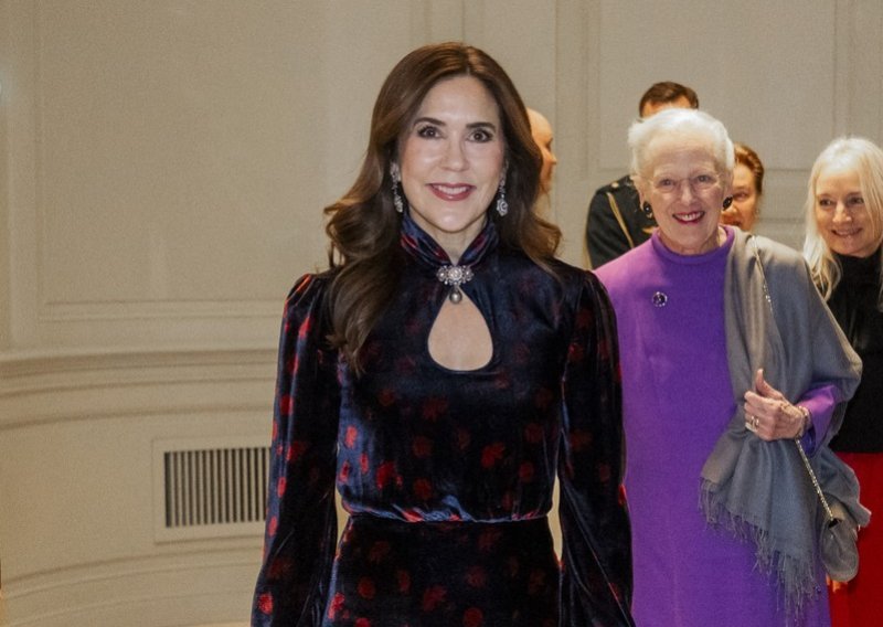 Briše godine jednim potezom: Ovaj modni trik lijepe kraljice je 'as iz rukava' za zrelije dame