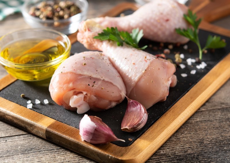 Šokantni rezultati: Više od polovice pilećih prsa u trgovinama sadrži bakterije koje antibiotici ne mogu ubiti