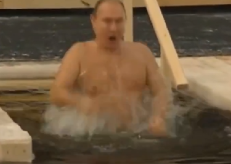 VIDEO Putin postao viralan: Tri puta uronio, brzo se prekrstio, a onda...