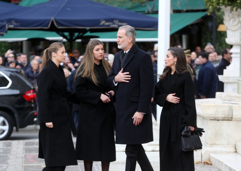 Potresni prizori: Kraljica Sofija se uz suze oprostila od sestre, tješila ju je princeza Leonor