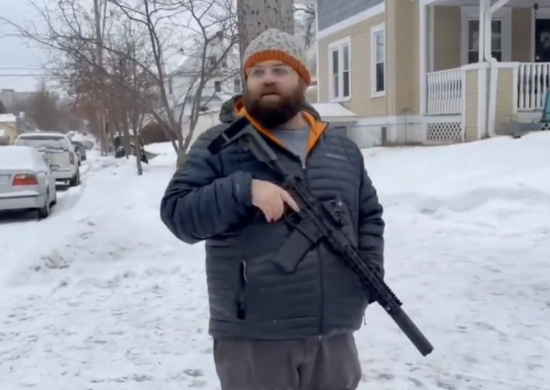 Širi se snimka: Amerikanac naoružan stoji pred kućom dok agenti ICE-a češljaju kvart