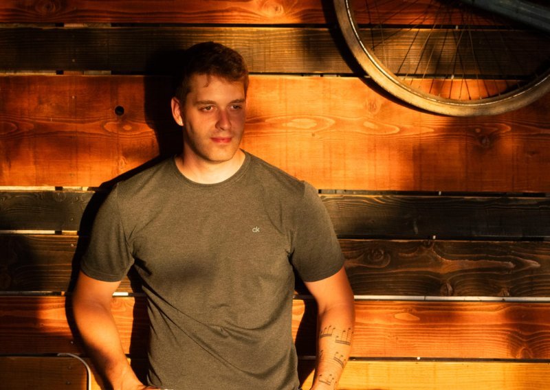 Poznati domaći pjevač hitno hospitaliziran, javio se iz bolničkog kreveta