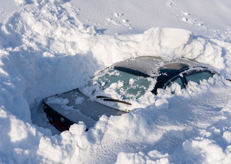 Nestvarne scene s Kamčatke: Krovovi automobila vire ispod snijega, ulazi u zgrade potpuno zatrpani