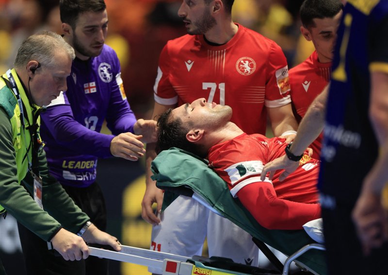 Grozna ozljeda na Europskom prvenstvu: Rukometaš na nosilima napustio teren