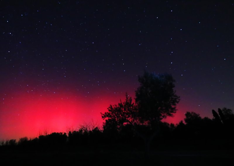 FOTO Prekrasna polarna svjetlost obasjala nebo na hrvatskoj obali: Evo zašto je svjetlila crveno, a ne zeleno