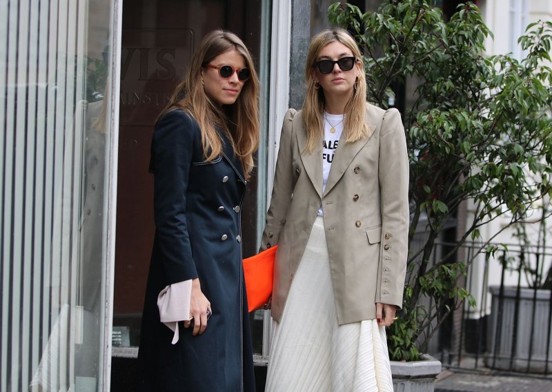 Kako kombinirati sivu i tamnoplavu, a da ne izgledate kao da idete u ured