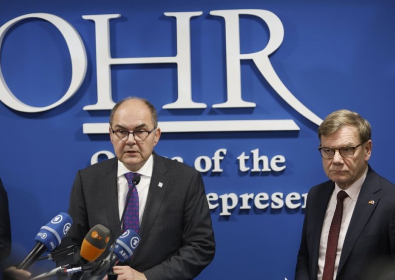 Schmidt: 'Ostat ću na dužnosti sve dok ne završim mandat'