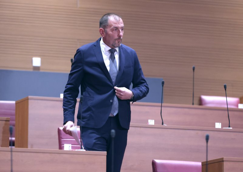 Paus: 'Vrijeme je da sve vratimo u okvire Ustava RH'