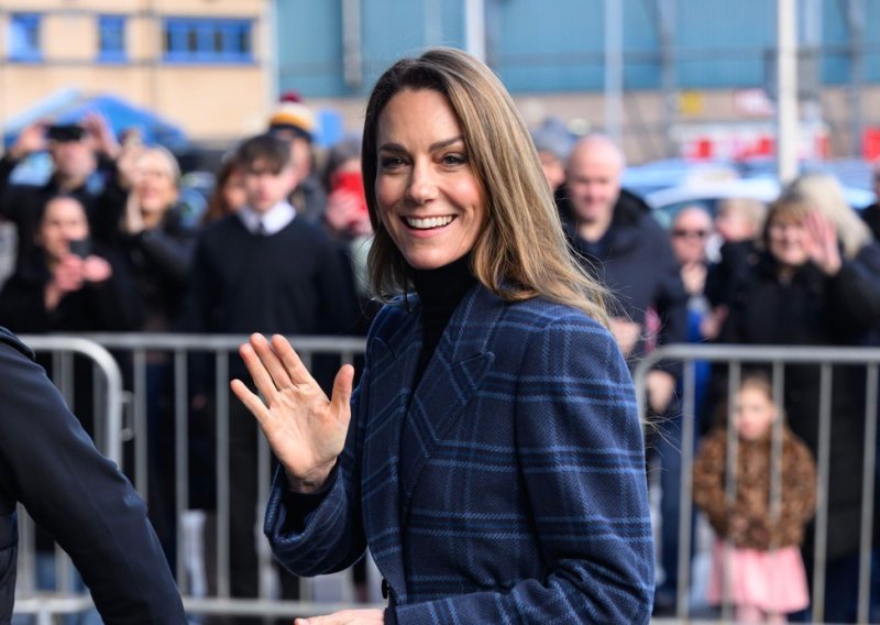 Kate Middleton zablistala u kaputu koji je sama dizajnirala