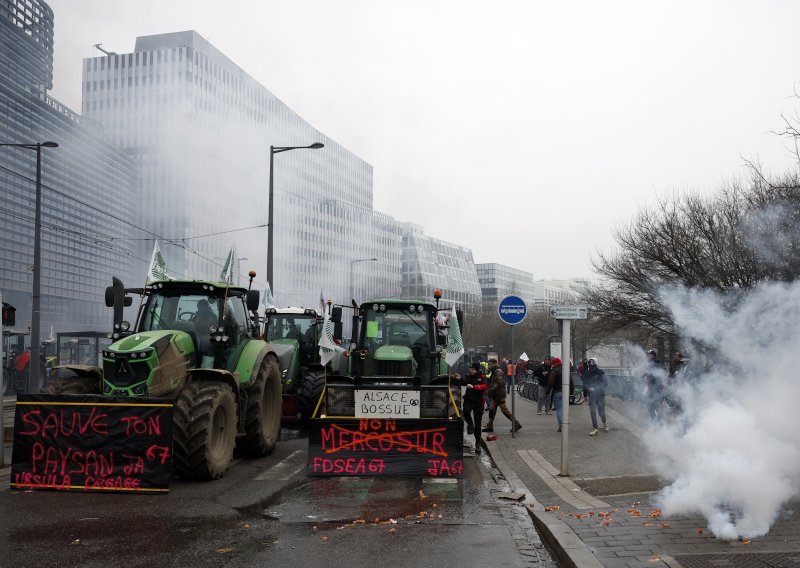 Gotovo ratno stanje usred Strasbourga, stotine traktora na ulicama: 'Von der Leyen, idi kući!'