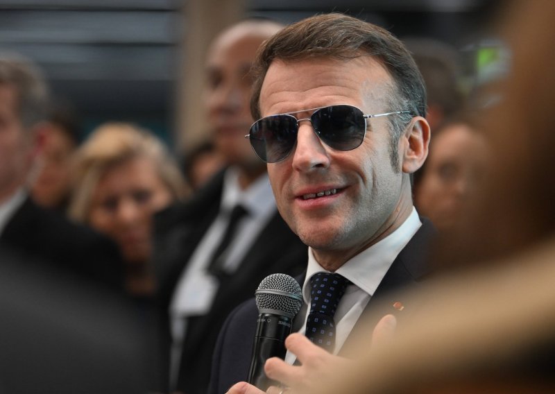 Svi pričaju o sunčanim naočalama Emmanuela Macrona u Davosu: Ne, nije ono što mislite