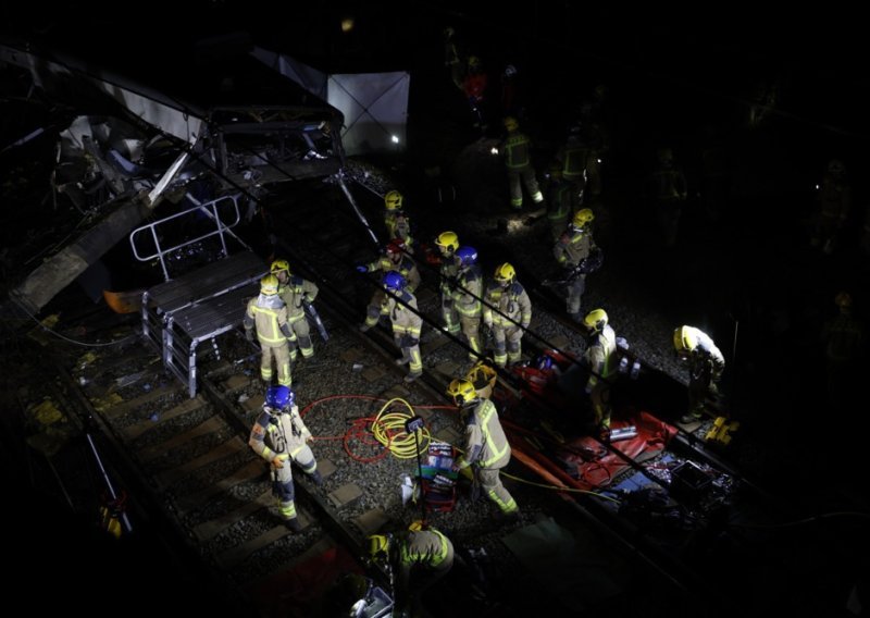 Vlak izletio s tračnica nakon urušavanja zida, u isto vrijeme drugi vlak naletio na odron