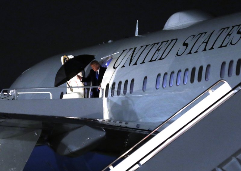 Problemi za Trumpa na putu za Davos: Air Force One naglo se okrenuo i vratio