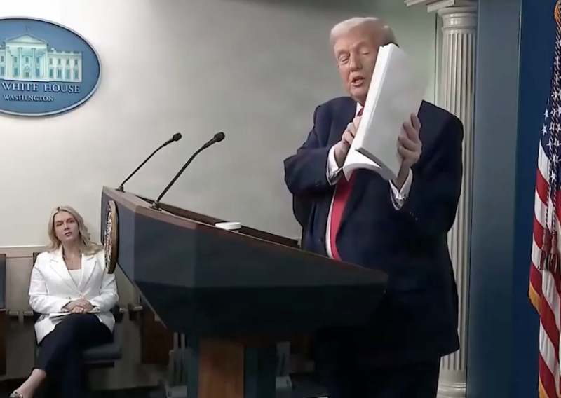 VIDEO Scena s posljednjeg Trumpova obraćanja postala viralna: Ovo još nitko nije napravio