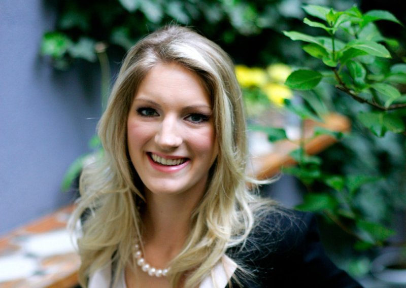 Sjećate se Darije Kinzer koja nas je predstavljala na Eurosongu? Postala je mama