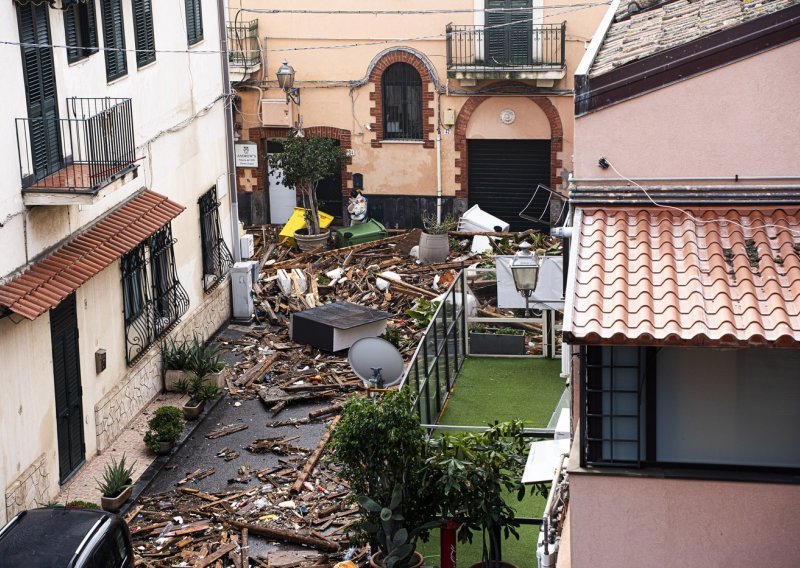 [VIDEO] Harry izazvao kaos na jugu Italije: Sve izgleda kao ratna zona, otkazani letovi i zatvorene škole