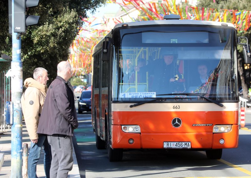 Čupali sjedala, pljuvali i vrijeđali vozača: Srednjoškolci optuženi za divljanje u busu
