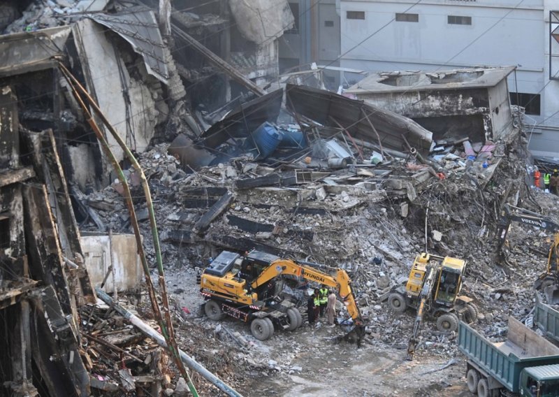 Preko 50 ljudi poginulo u požaru trgovačkog centra u Pakistanu, 84 osoba nestalo