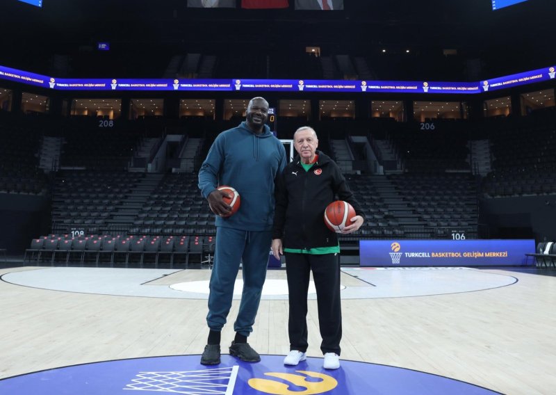 [VIDEO] Turski predsjednik vješt je s loptom: Pogledajte kako je šutirao protiv legendarnog košarkaša