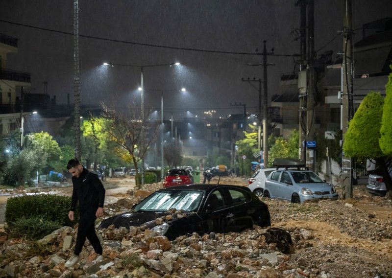 Strašne scene iz Grčke: Opći potop u Ateni, dvoje poginulih u velikoj oluji